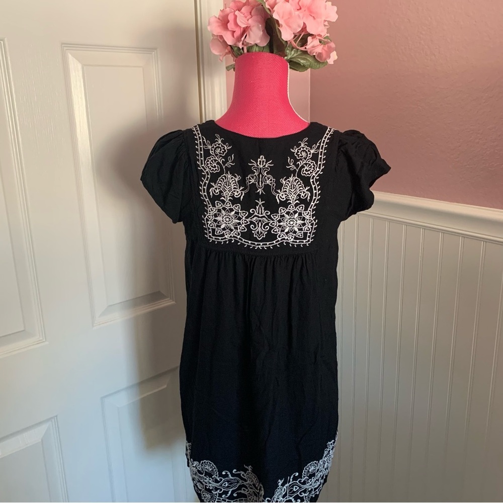 Black Short Sleeved Dress or Tunic with White Embroidery size Medium - Picture 7 of 9